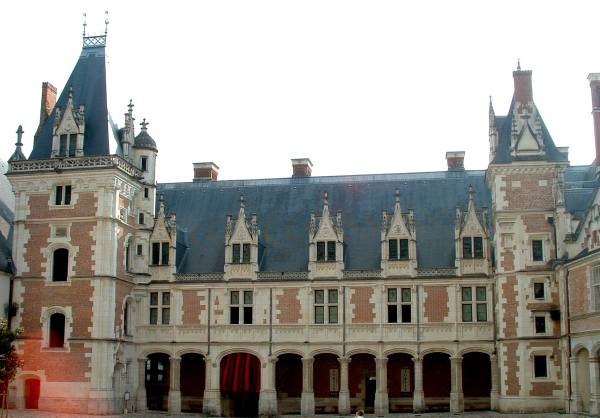 Château de Blois.Aile Louis XII - Ensemble côté cour 