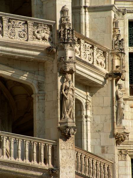 Aile François Ier côté cour - Escalier - Détail de la décoration 