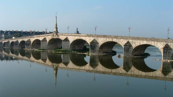 Pont Jacques Gabriel, Blois.Vue de l'amont le matin 