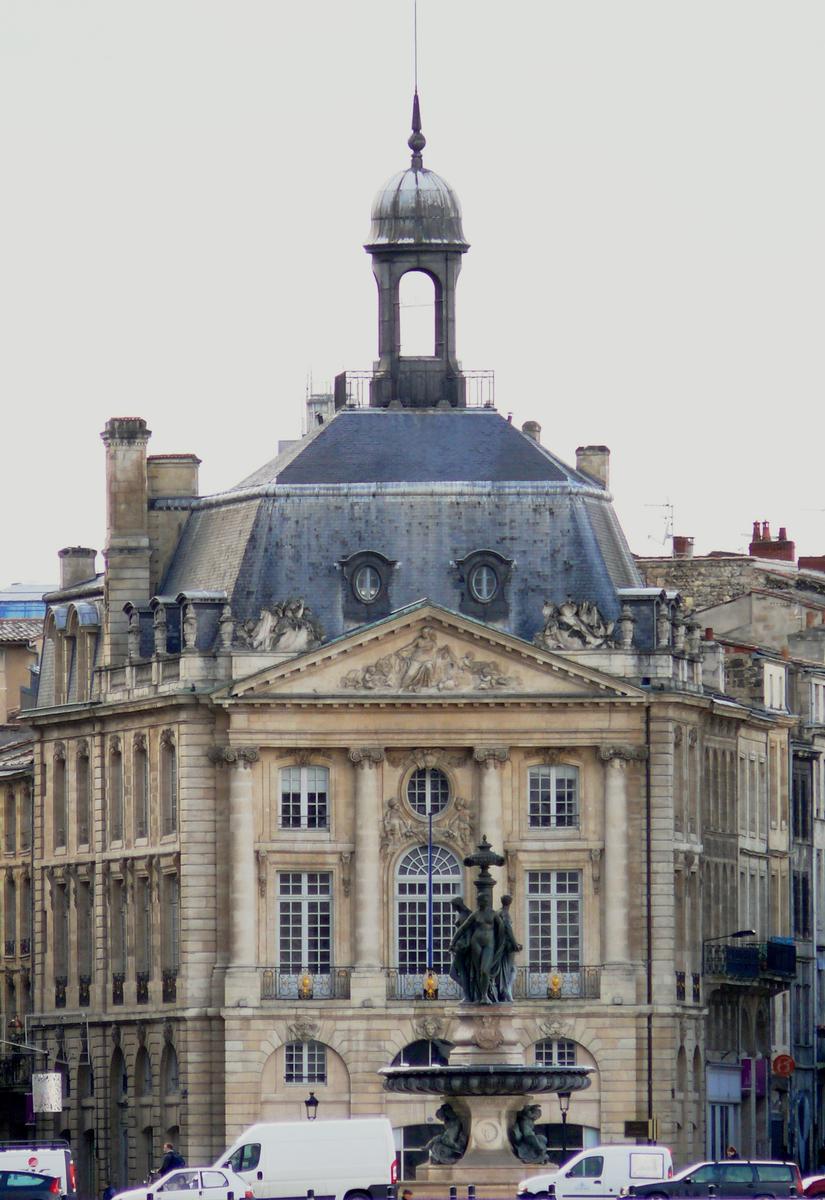Bordeaux - Place de la Bourse vue de l'autre rive - Pavillon central 