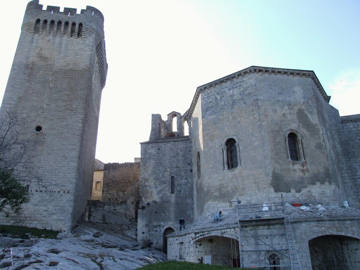 Arles - Abbaye de Montmajour - Chevet de l'abbatiale Notre-Dame et tour Pons de l'Orme 