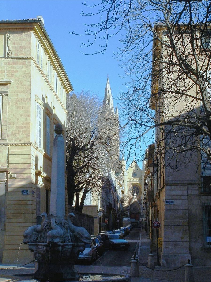 Aix-en-Provence - Quartier Mazarin - L'église Saint-Jean-de-Malte et le rue Cardinale à partir de la Fontaine des Quatre-Dauphins 