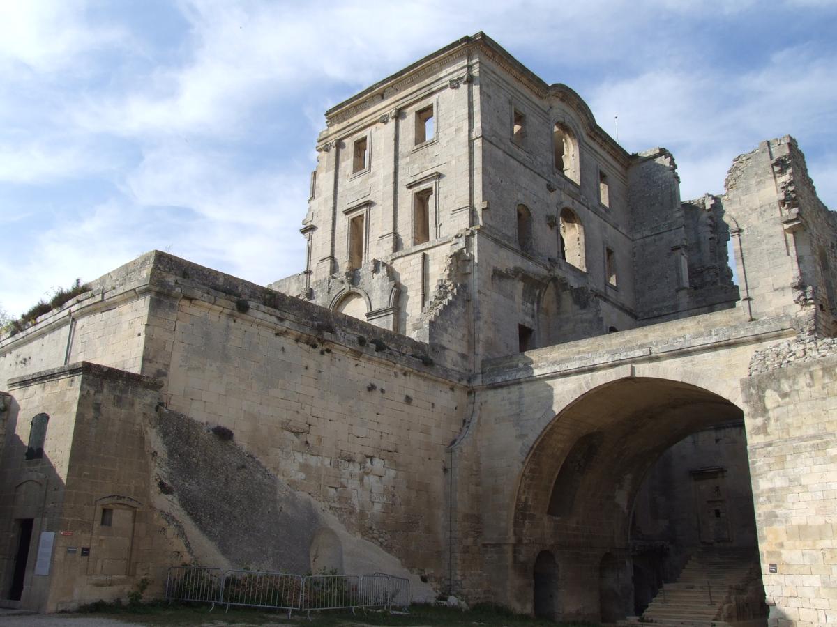 Abbaye de Montmajour - L'abbaye mauriste et le pont reliant les bâtiments du 17ème siècle à ceux du moyen âge Abbaye de Montmajour - L'abbaye mauriste et le pont reliant les bâtiments du 17 ème siècle à ceux du moyen âge