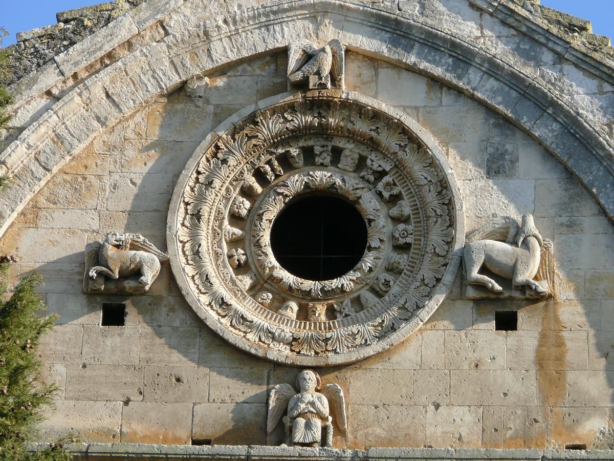 Tarascon - Chapelle Saint-Gabriel - Oculus entouré du Tétramorphe au sommet de la façade occidentale 