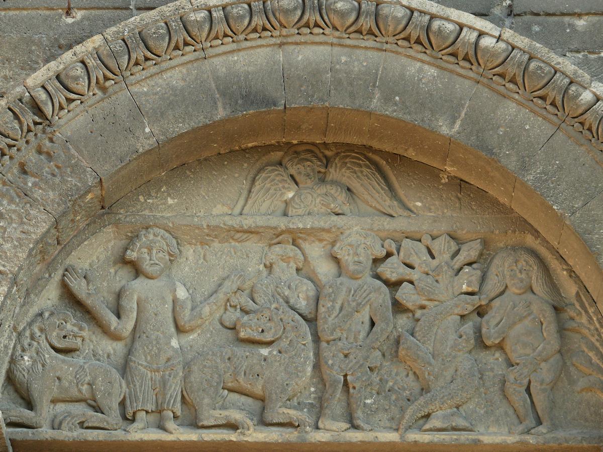 Tarascon - Chapelle Saint-Gabriel - Tympan du portail occidental: Daniel dans la fosse aux lions; le Péché originel 