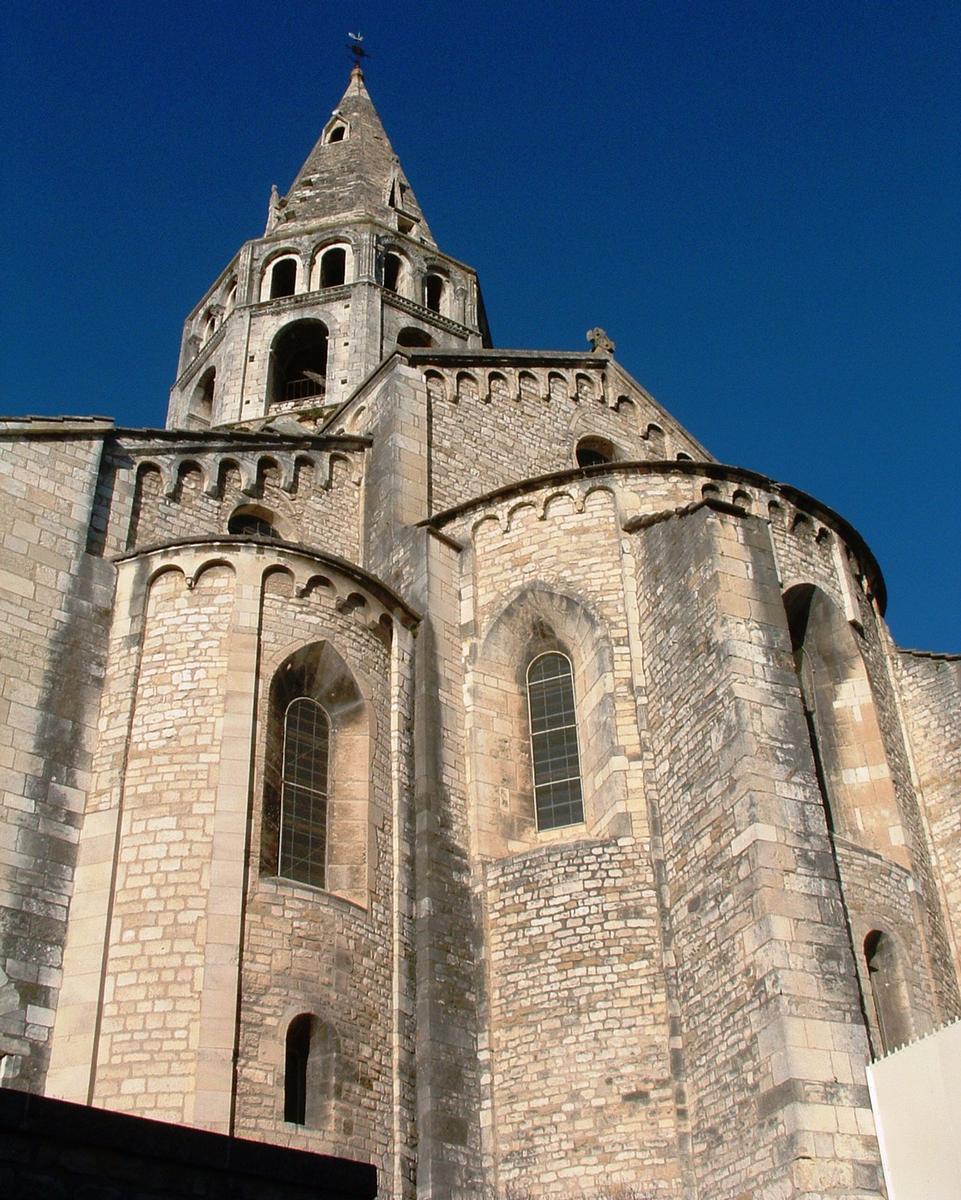 Bourg-Saint-Andéol - Eglise Saint-Andéol - Chevet avec abside, absidiole et tour du clocher 