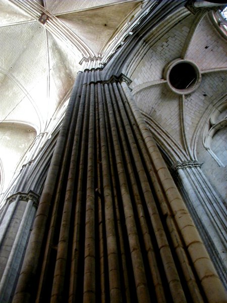 Cathédrale Saint-Etienne de Bourges.Pilier de la 1ère travée de la nef 