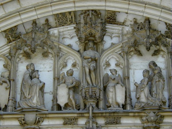 Eglise du Monastère royal de Brou.Tympan avec Christ aux donateurs 