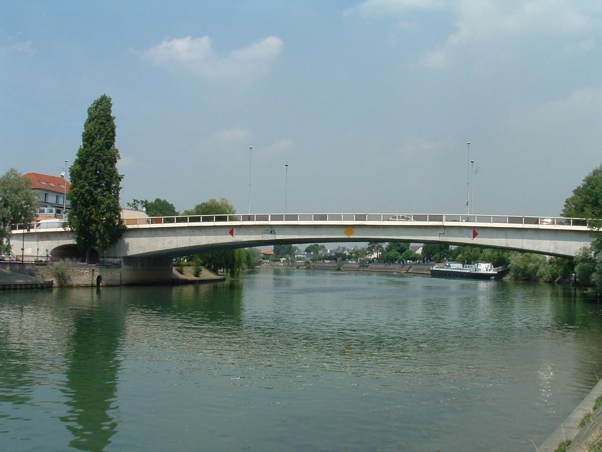 Strassenbrücke in Bry-sur-Marne 