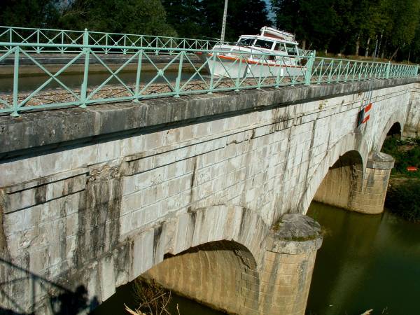 Canal latéral à la Garonne Pont-canal sur la Baïse 