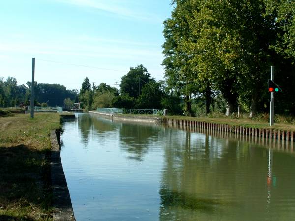 Canal latéral à la Garonne Canal au droit du pont-canal sur la Baïse 