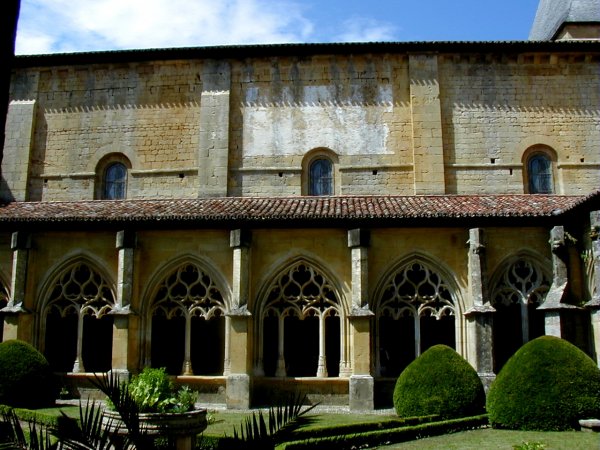 Abbaye de Cadouin.Cloître - Galerie nord et église 