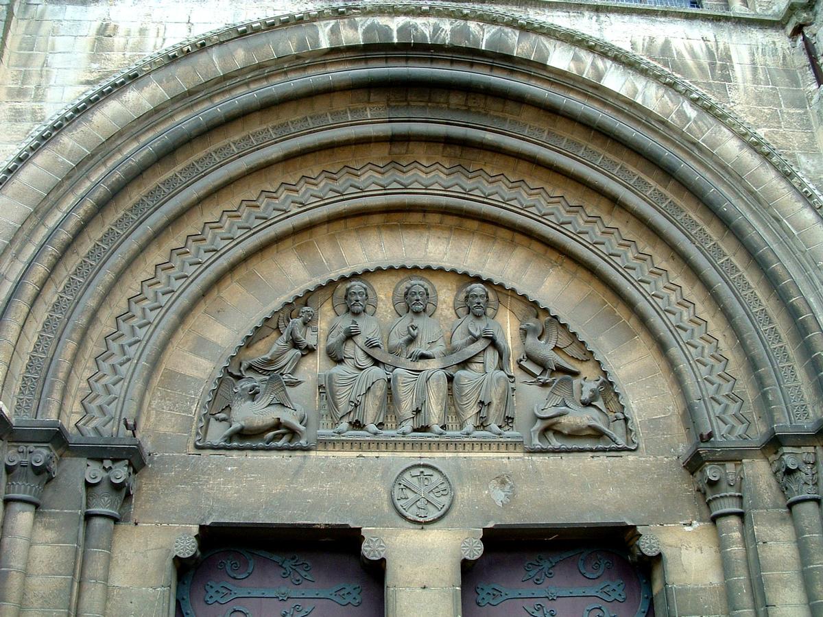 Caen - Abbaye aux dames - Eglise de la Trinité - Portail central refait en 1820 