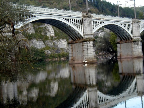 Lotbrücke der Eisenbahn in Cahors 