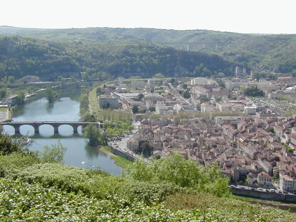 Overview of Cahors with its bridges 