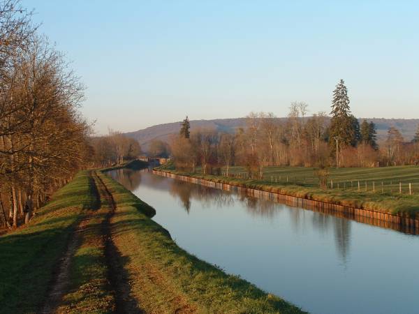 Canal de BourgogneCanal près de Pouilly-en-Auxois 