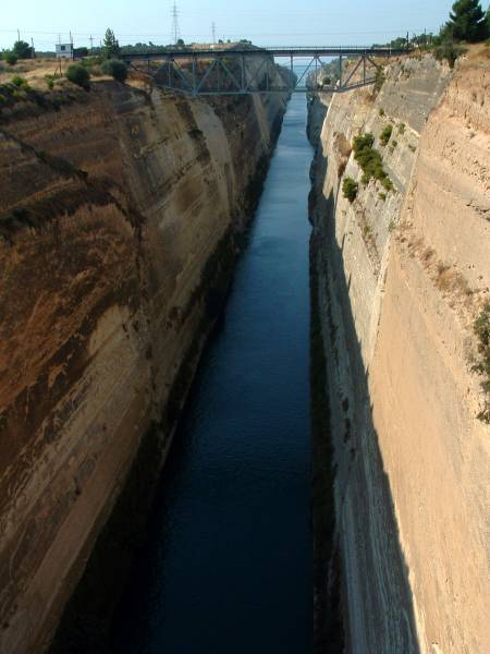 Canal de Corinthe.Vue vers le golfe de Corinthe et pont ferroviaire 