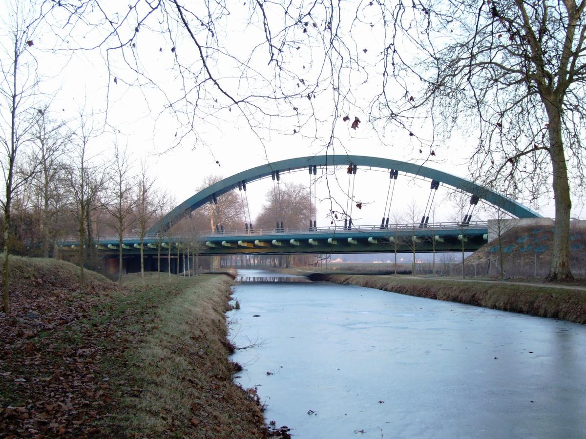 Le viaduc de Pannes permettant à l'A77 de franchir le canal d'Orléans 