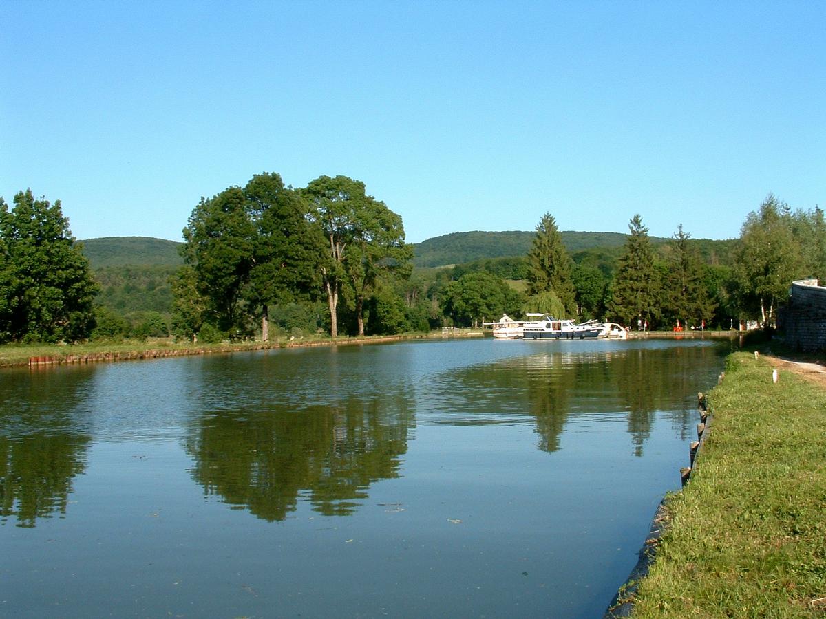 Canal de Bourgogne - Le canal et une écluse près de Pont-d'Ouche 