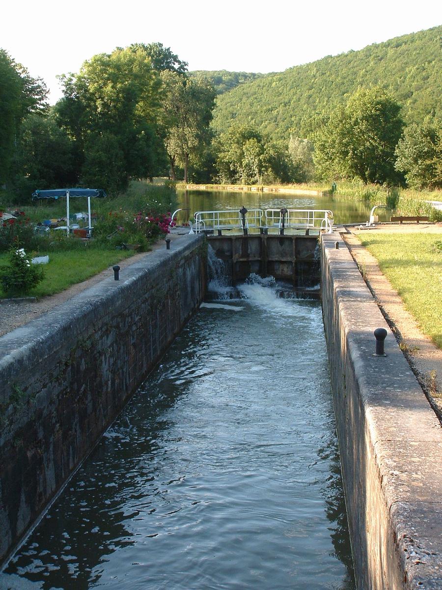 Canal de Bourgogne - Le canal et une écluse près de Crugey 