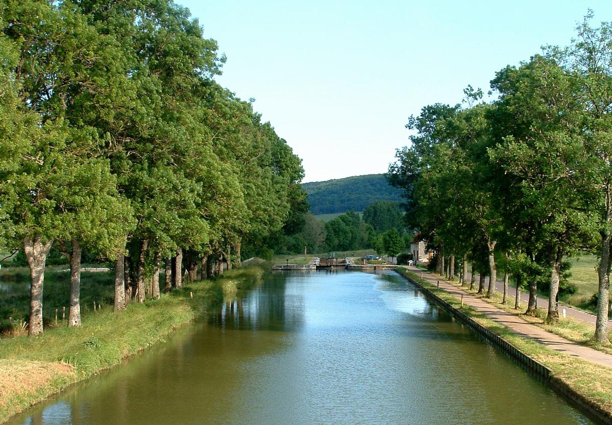 Canal de Bourgogne - Châteauneuf - Le canal et une écluse près de Châteauneuf 