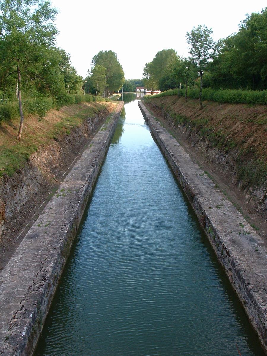 Canal de Bourgogne - Créancey - Tranchée de Créancey à l'entrée du tunnel de Pouilly-en-Auxois (côté Dijon) et halte nautique 