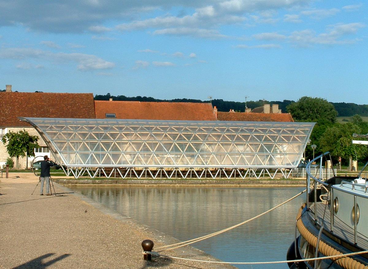 Canal de Bourgogne - Pouilly-en-Auxois - L'abri dun ancien toueur du canal placé conçu par Shigeru Ban à côté de la halte nautique 