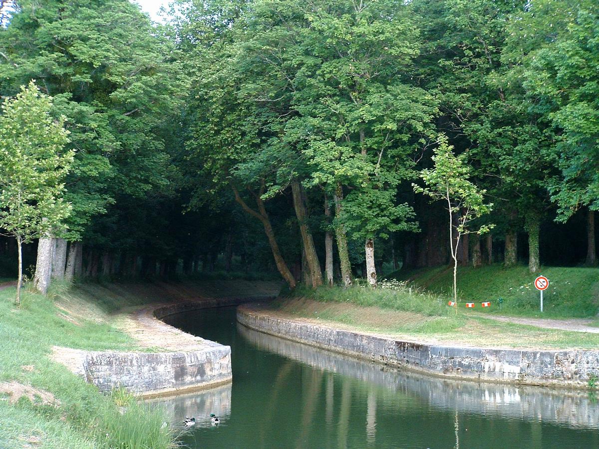 Canal de Bourgogne - Pouilly-en-Auxois - Tranchée de Pouilly-en-Auxois (côté Nord) à l'arrivée dans la halte nautique 