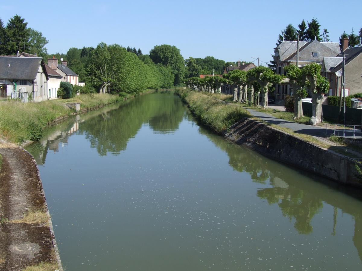 Briare Canal at Châtillon-Coligny 