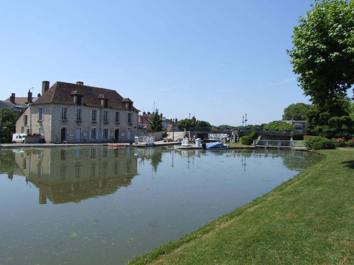 Canal de Briare à Briare-le-Canal - La Capitainerie devant l'écluse donnant l'accès au port de plaisance 