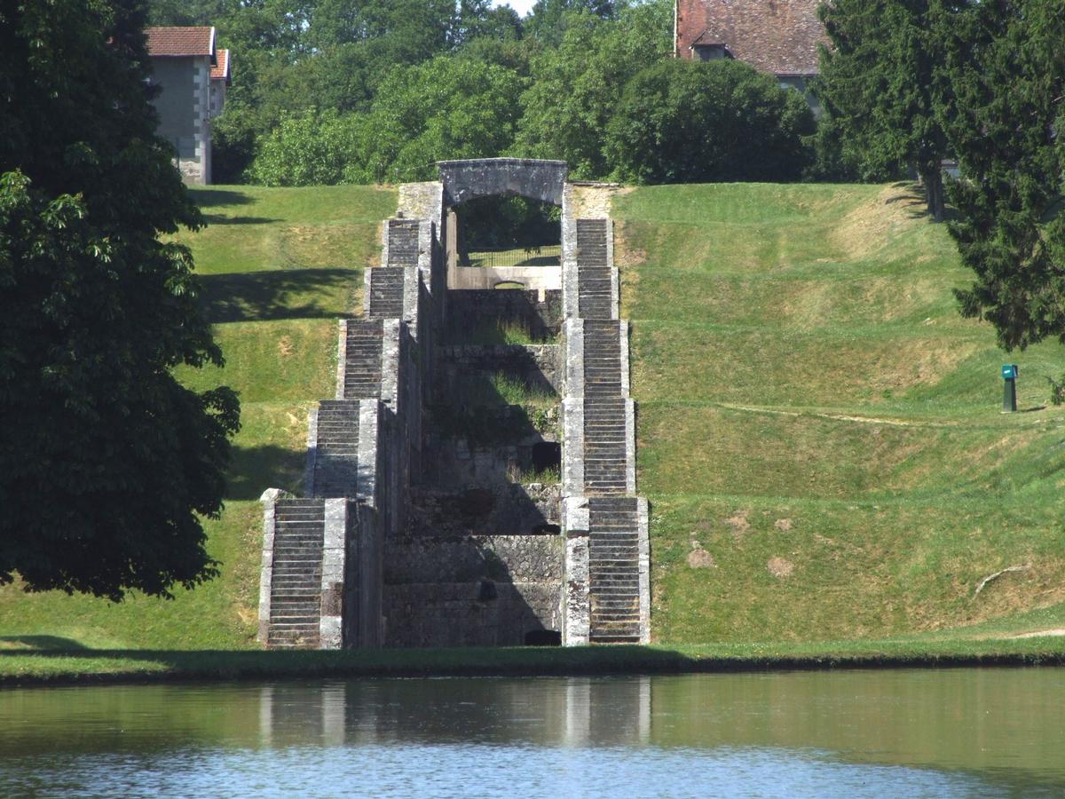Briare Canal - Lock steps at Rogny 
