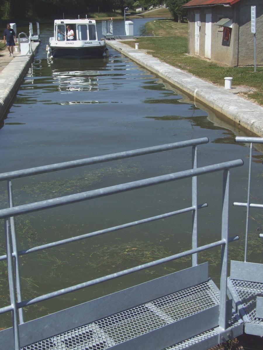 Canal de Briare - Rogny - Entrée d'un bateau dans l'écluse n°17 