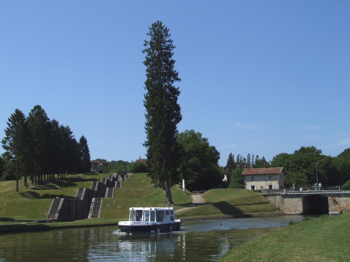 Canal de Briare - Rogny - Un bateau, entre l'écluse n°17 et l'écluse n°18, passe devant l'ancienne échelle d'écluses 