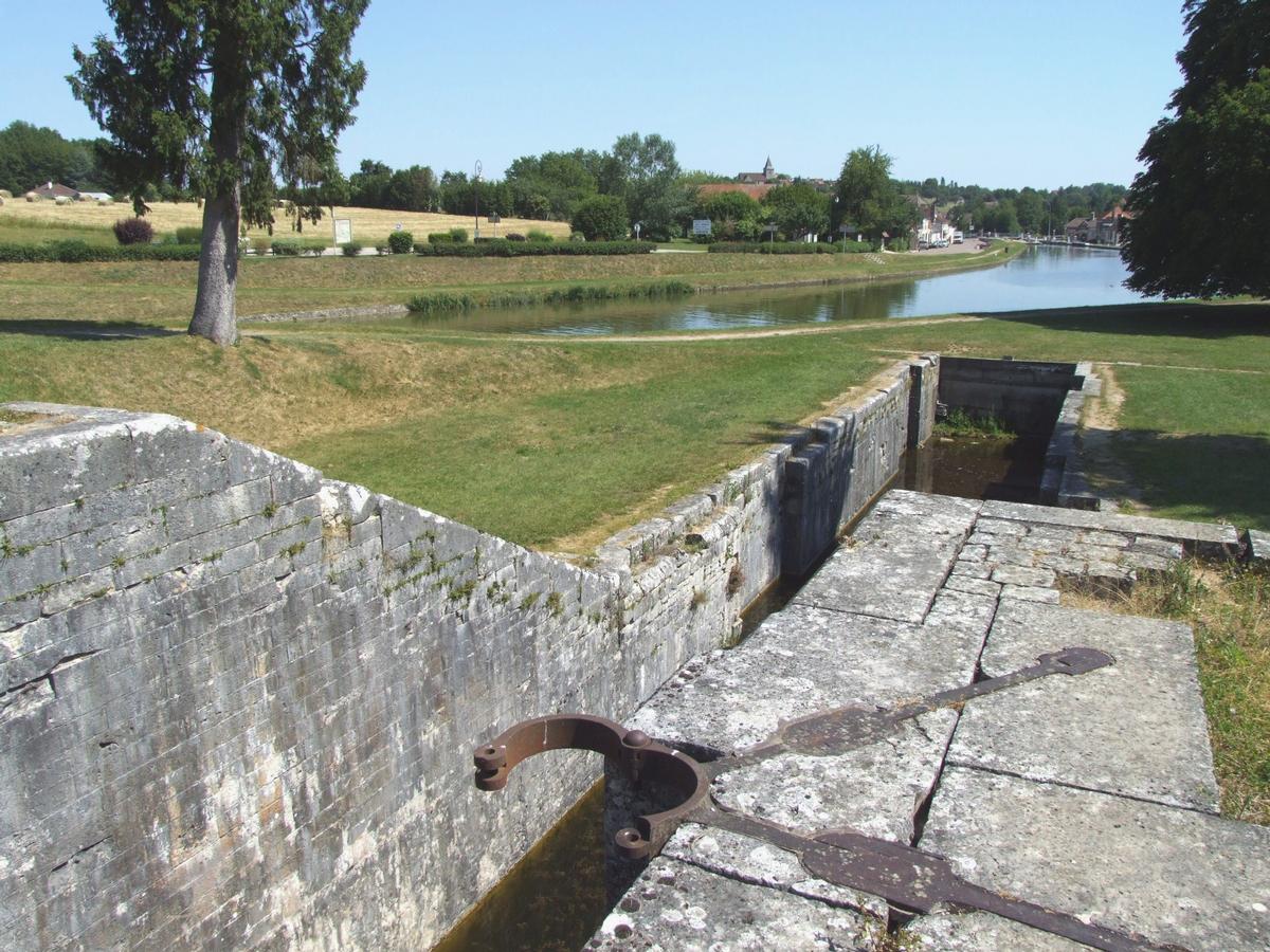 Canal de Briare - Rogny - L'échelle d'écluses et le nouveau tracé du canal 