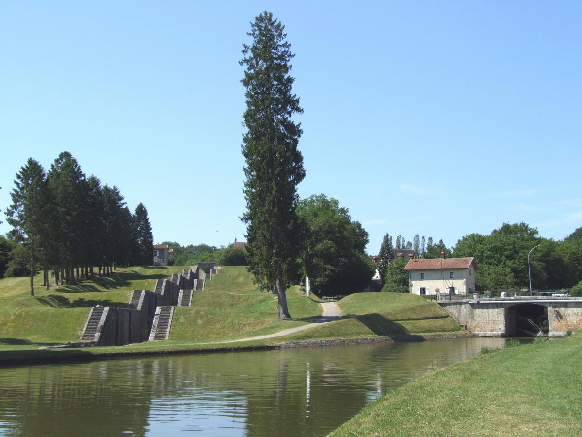 Briare Canal - Lock steps at Rogny 