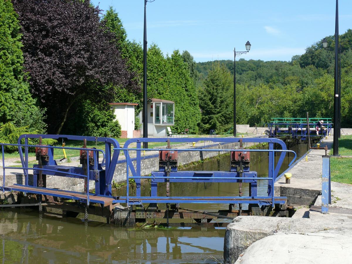 Pont-canal de Flavigny - Ecluse n°43 à l'extrémité rive droite du pont-canal 