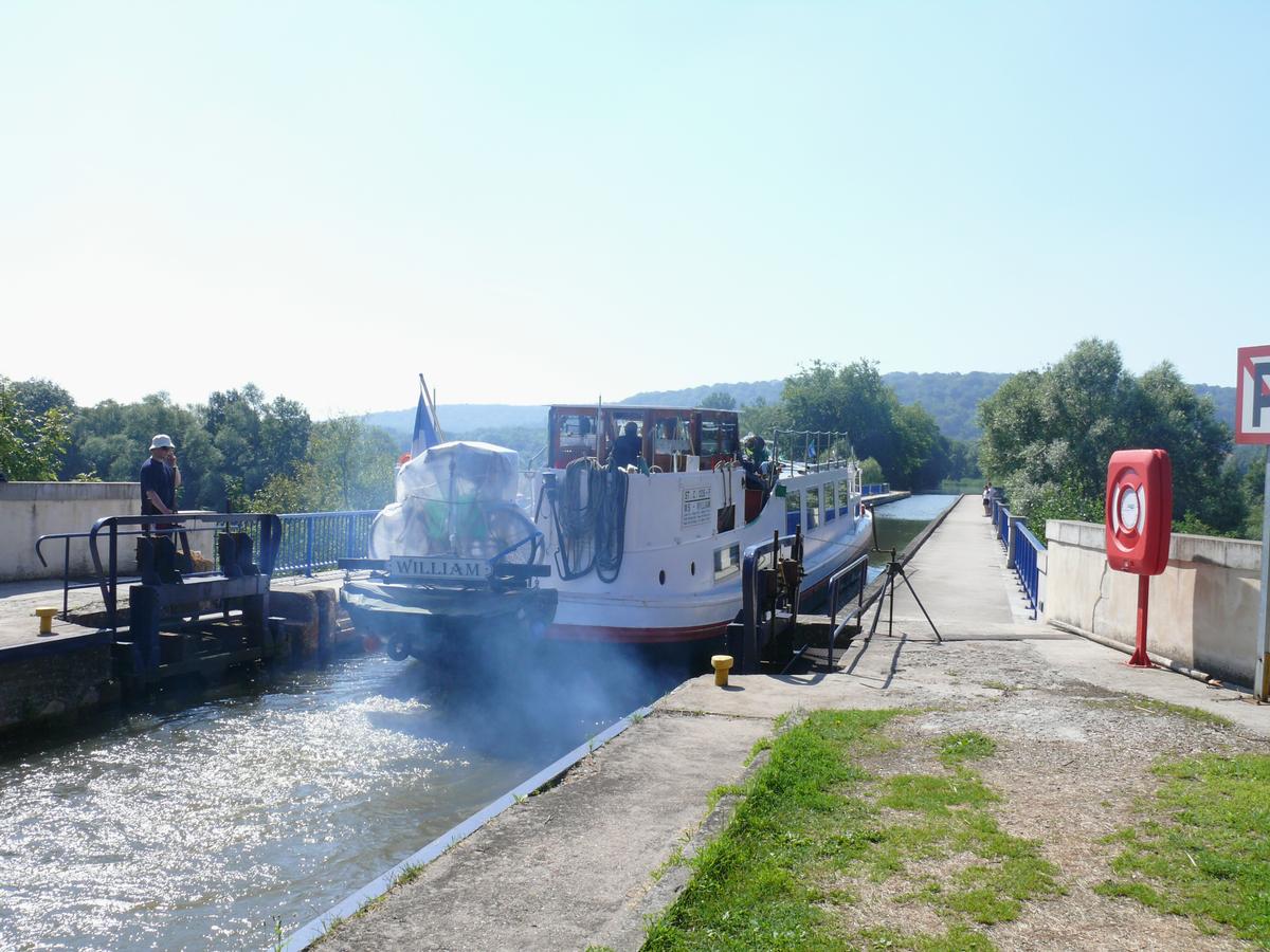 Pont-canal de Flavigny - Ecluse n°43 à l'extrémité rive droite du pont-canal 