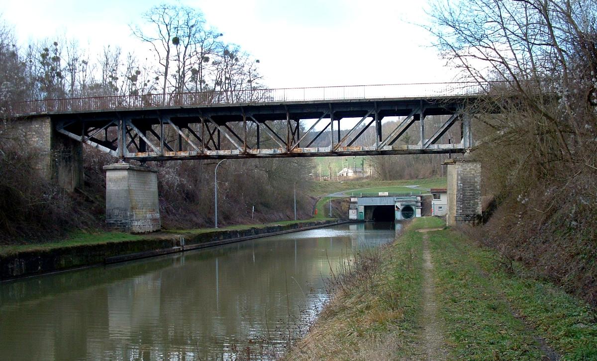 Canal de l'Oise à l'AisneBrücke und Kanaltunnel bei Braye-en-Laonnois 