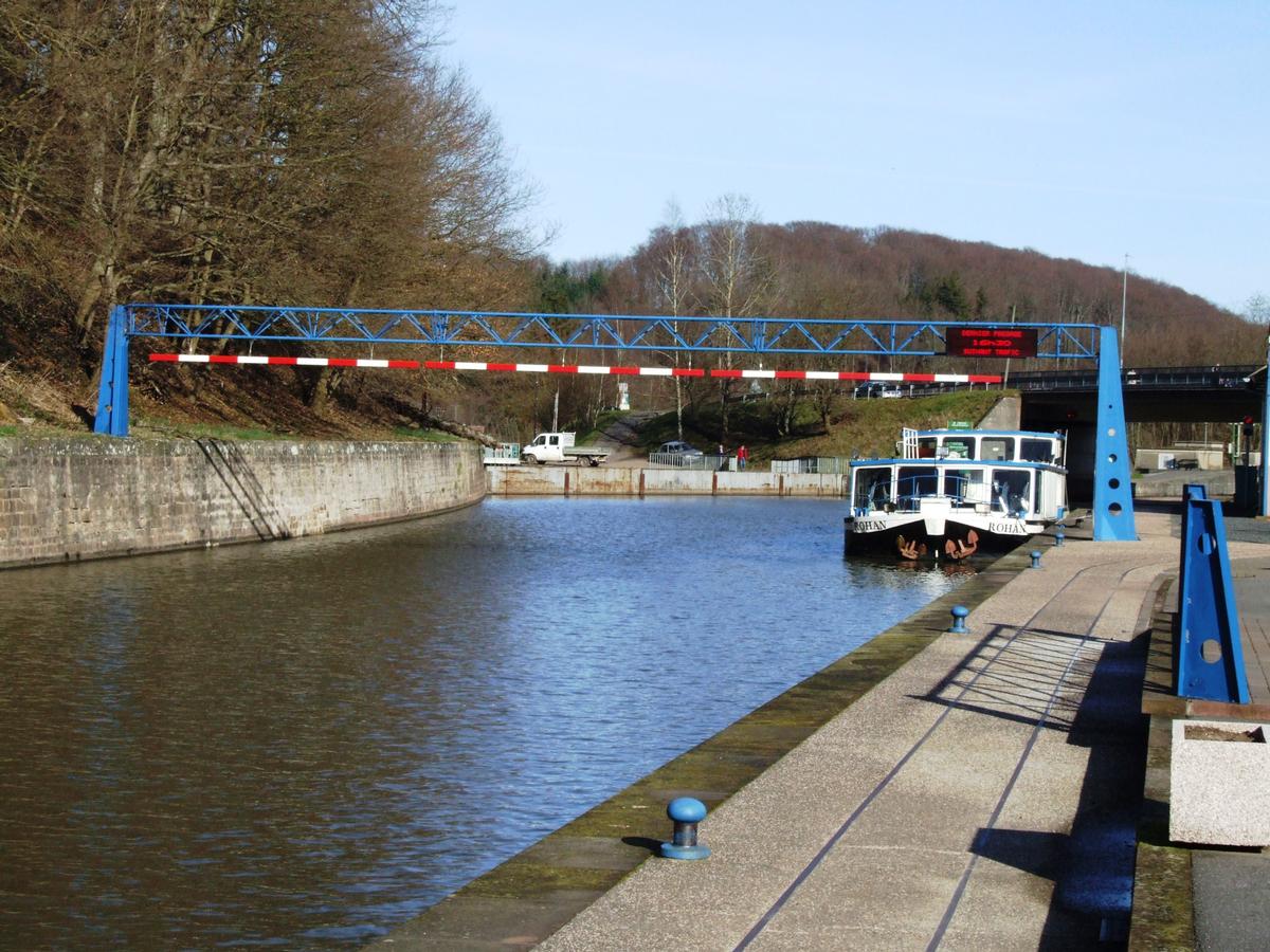 Canal de la Marne au Rhin - Arzviller - Le bateau faisant la visite du canal en stationnement à la sortie du souterrain d'Arzviller 
