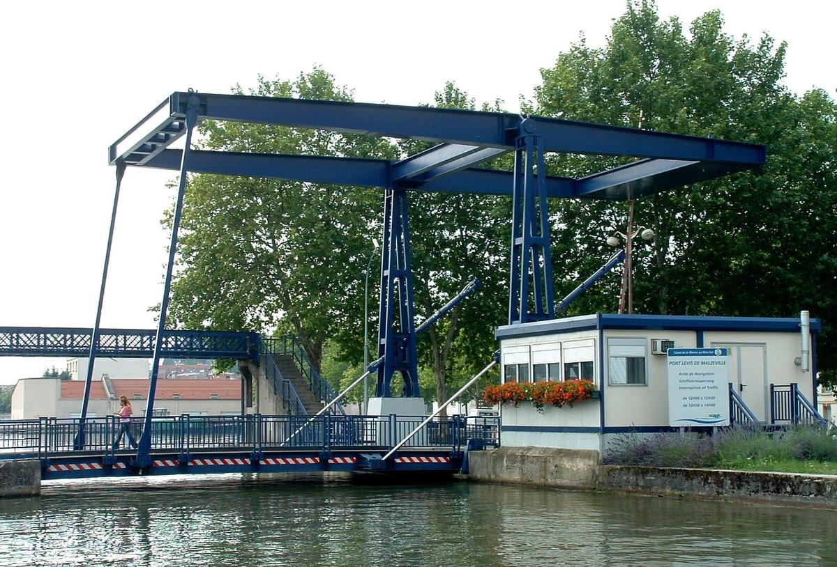 Canal de la Marne au Rhin, Eastern BranchMalzéville draw bridge 