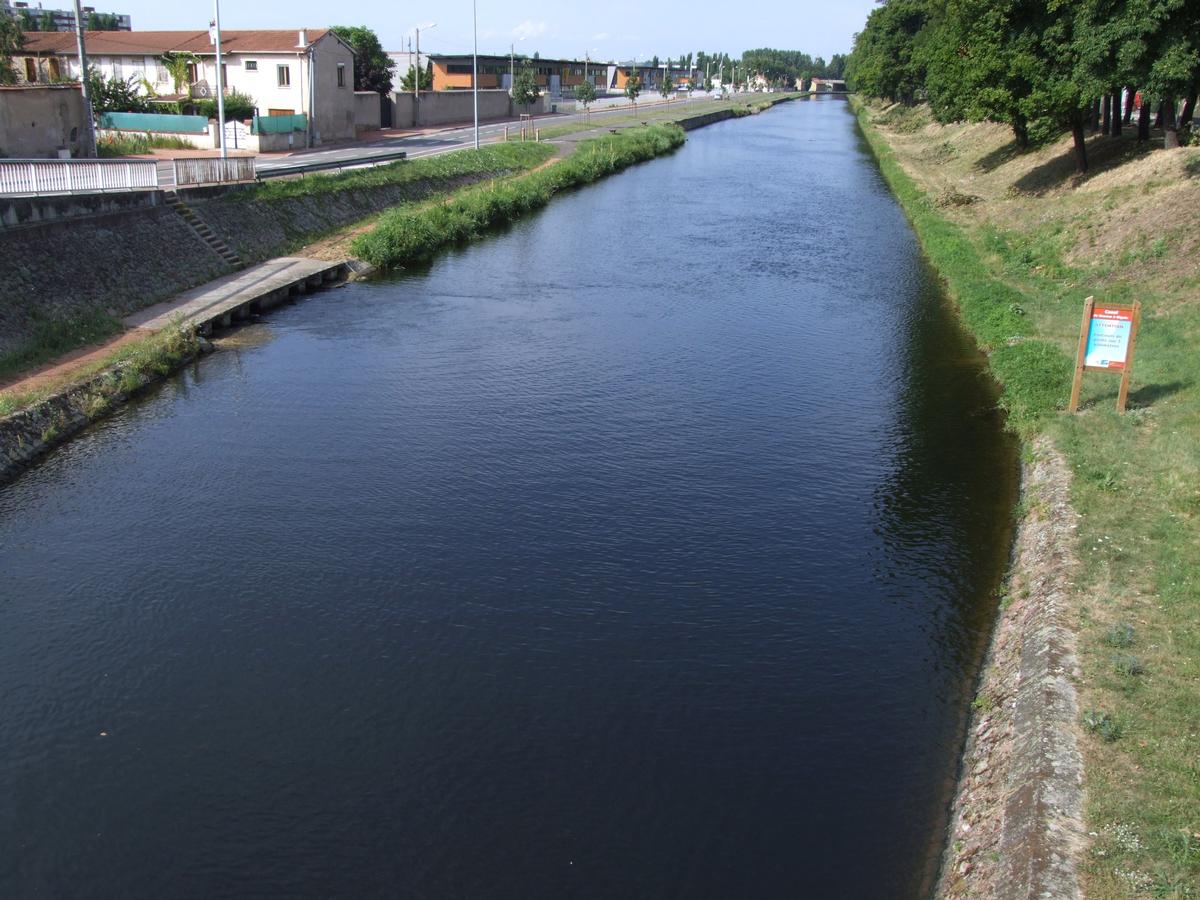 Canal de Roanne à Digoin - Le canal à la sortie du port de Roanne 