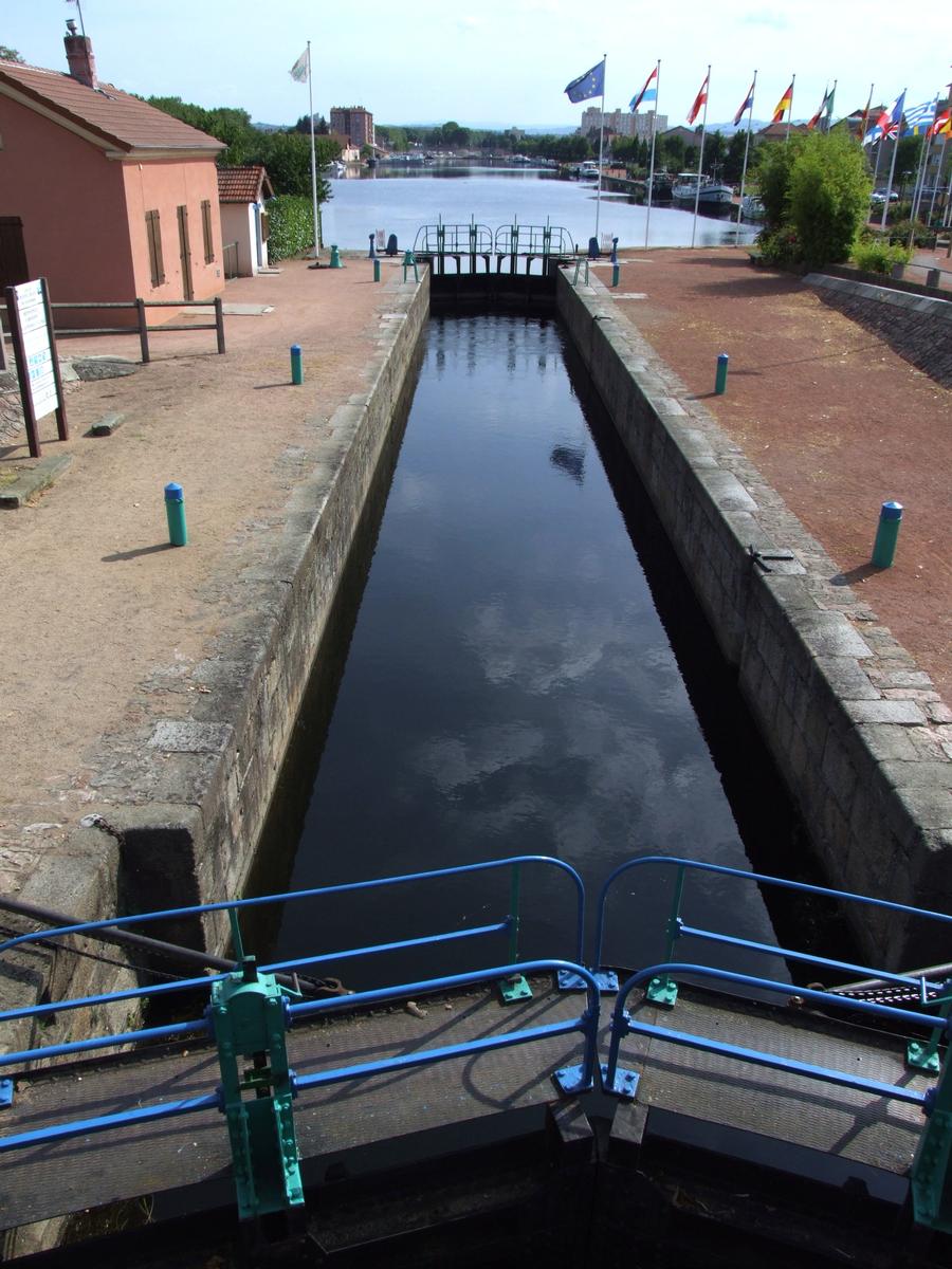 Canal de Roanne à Digoin - Première écluse à la sortie du port de Roanne 