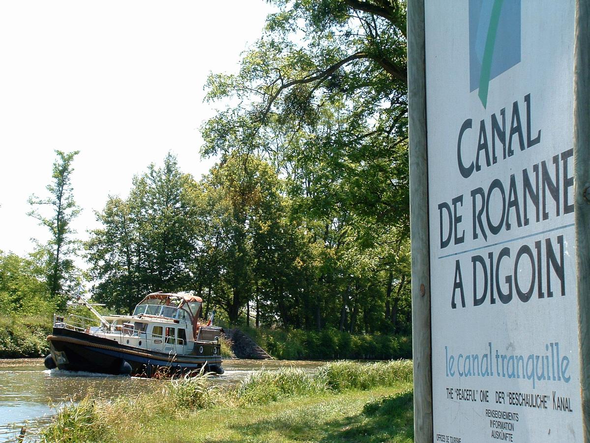 Canal de Roanne à Digoin - Arrivée d'un bateau au débouché du canal dans le canal latéral à la Loire 