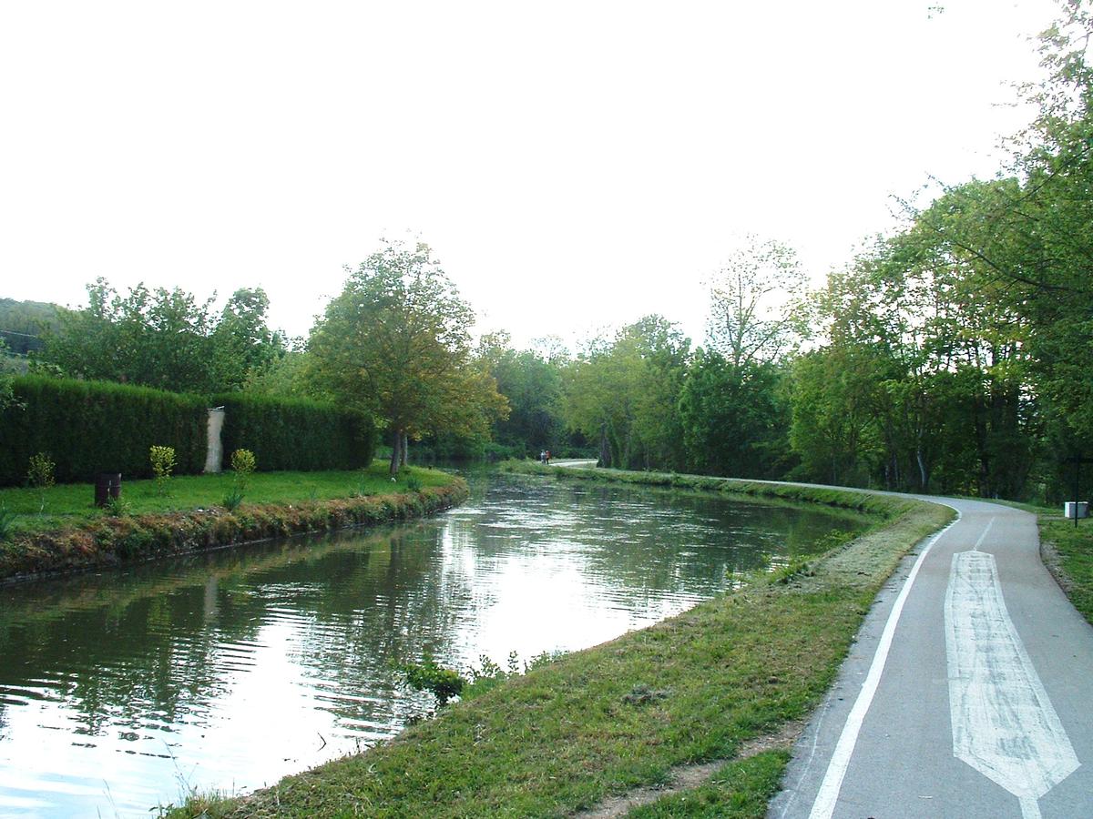 Canal du Centre - Le canal près de Corchanut - Le tracé suit les courbes de niveau 