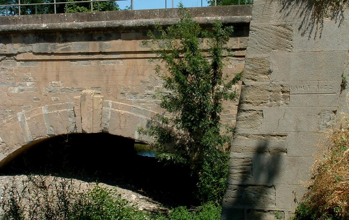 Canal du MidiPont-canal de Trèbes
Indication de la crue de 1872 sur la culée du pont Canal du Midi Pont-canal de Trèbes 
Indication de la crue de 1872 sur la culée du pont