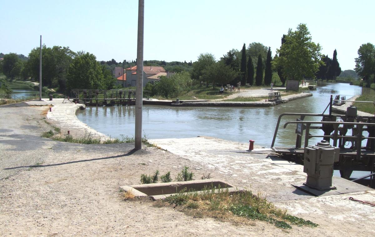 Fiche média no. 86899 Canal du Midi - Béziers - Ecluse de Fonséranes en partie basse: à gauche, le canal va vers l'Orb après l'écluse, à droite le canal se dirige vers le pont-canal