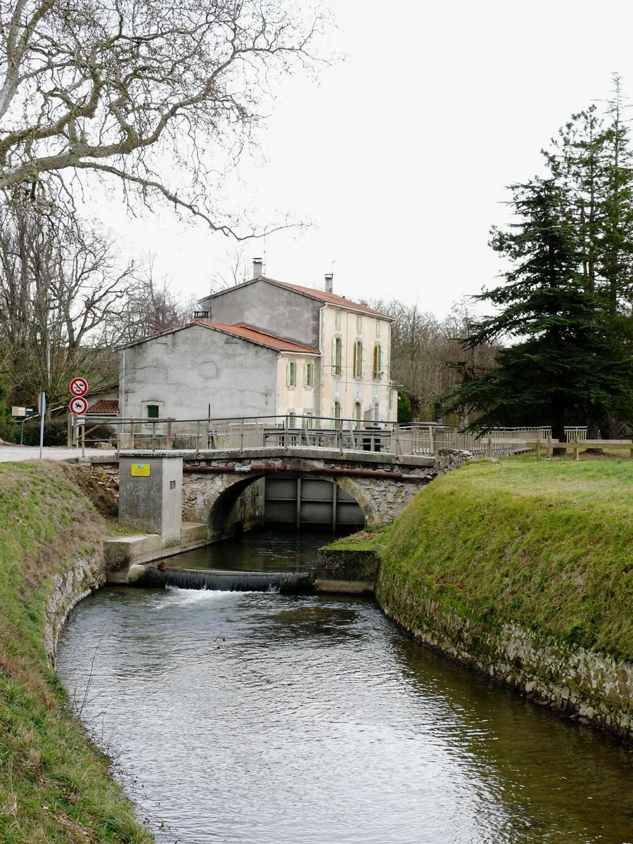 Canal du Midi - Epanchoir du Laudot - Rigole de la plaine après l'écluse du Laudot et maison du gardien 