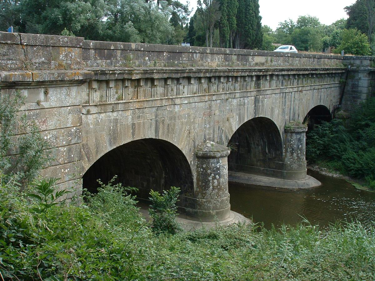 Pont-canal du Fresquel Vu de l'amont et permettant le passage de la route départementale et du canal du Midi