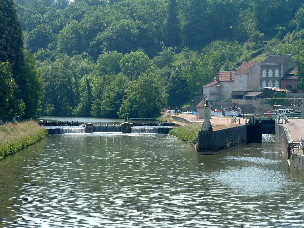 Canal du Nivernais - Clamecy - A gauche, l'Yonne, à droite l'écluse mettant en communication la rivière avec le canal du Nivernais 