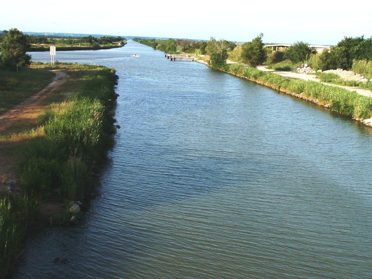 Canal du Rhône à Sète: Le canal longeant la Camargue 
